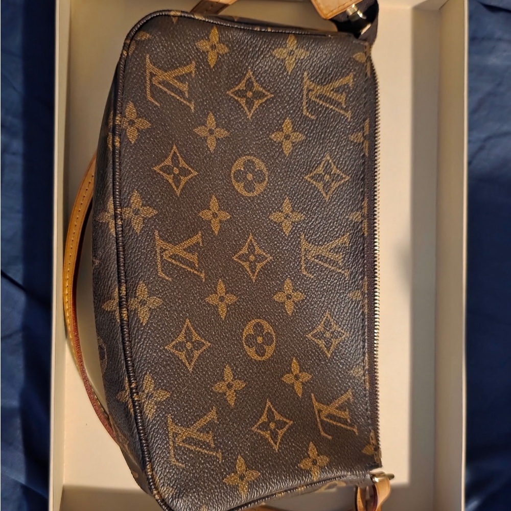 Louis Vuitton Brown and Gold Leather Tag